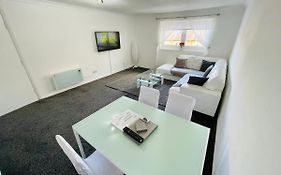 Modern 2 Bedroom Apartment Near City Centre